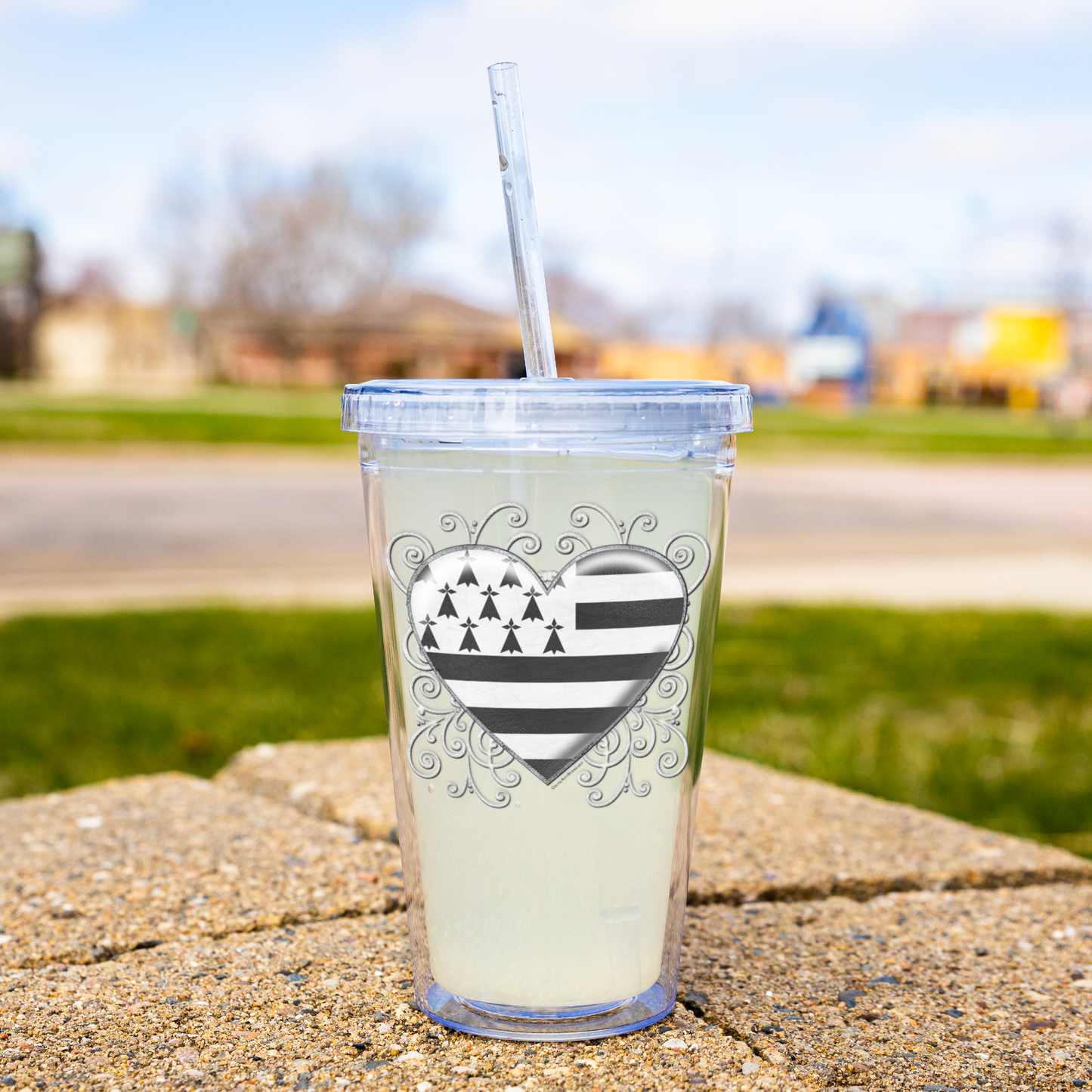 Briton_Heart_Flag_Acrylic_Tumbler_Acrylic_Tumbler_Lifestyle_Lemonade_01_Mockup.png