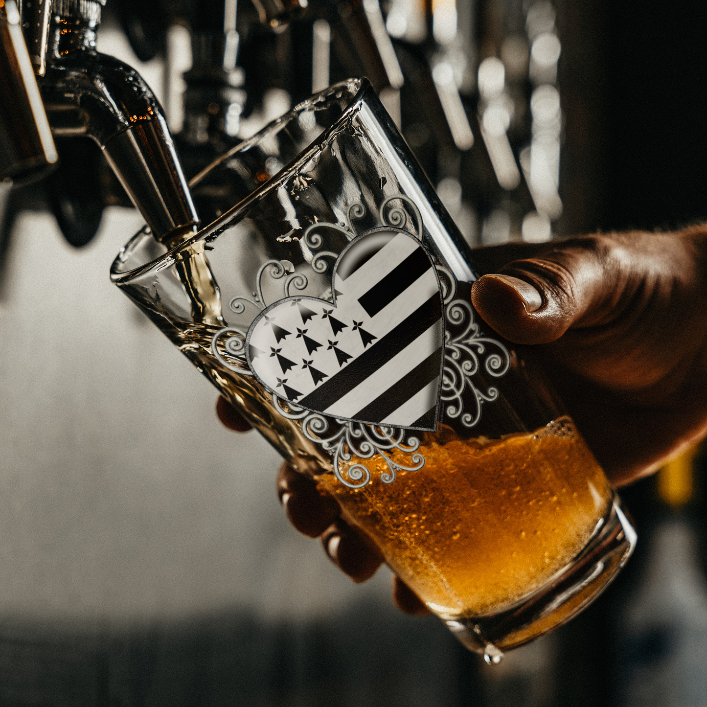 Briton_Heart_Flag_Fancy_Pint_Glass_Pint_Glass_Dark_Lifestyle_Mockup.png