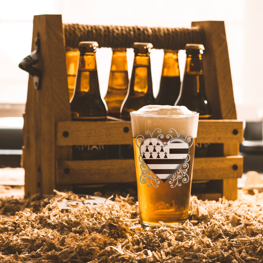 Briton_Heart_Flag_Fancy_Pint_Glass_Pint_Glass_Light_Lifestyle_Mockup.png
